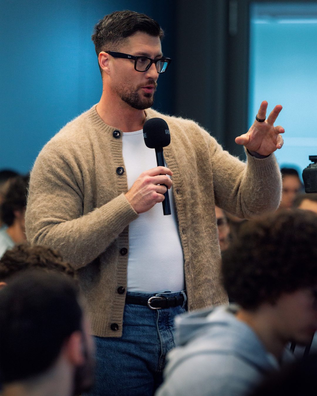 Il Dott. Marco Guercioni in aula con i suoi studenti